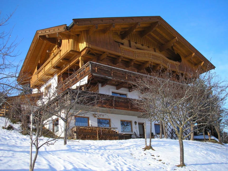 Das Haus von der Straße unterhalb aus Gästehaus Hörbiger