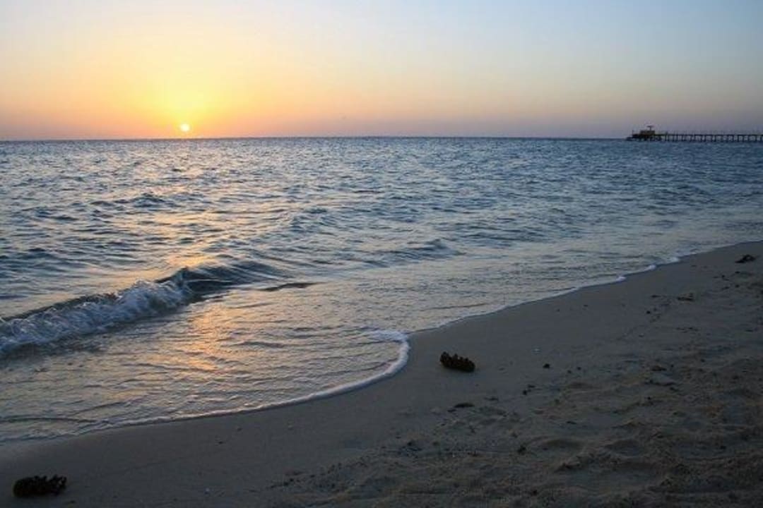 Strand bei Sonnenaufgang Hotel Gorgonia Beach Resort