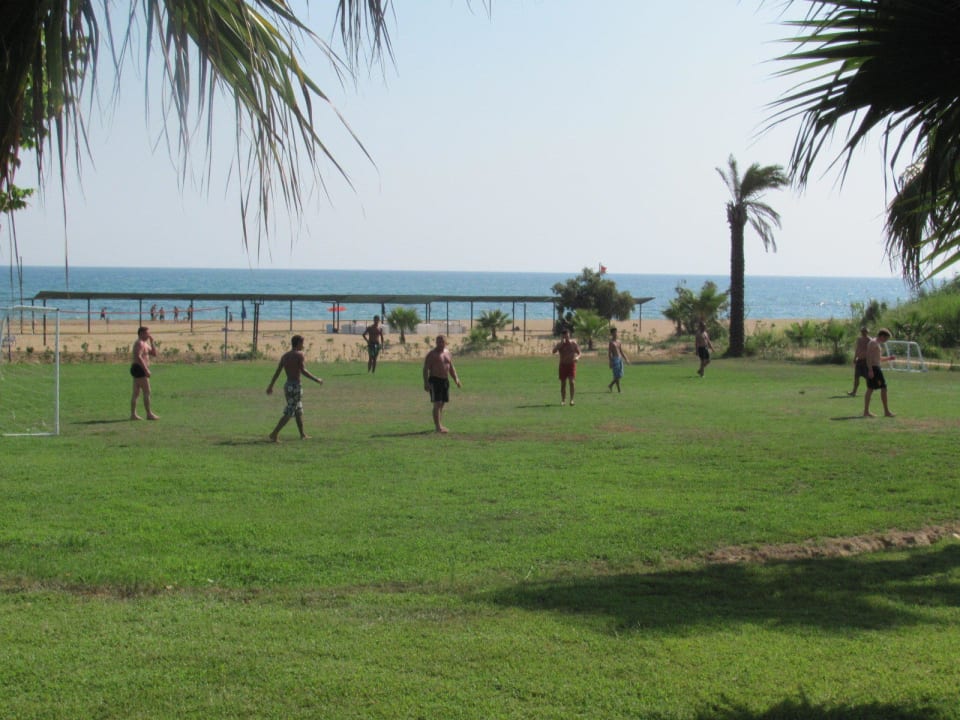 Ilyas beim Fußball, egal wie heiß es ist Royal Atlantis Beach Hotel