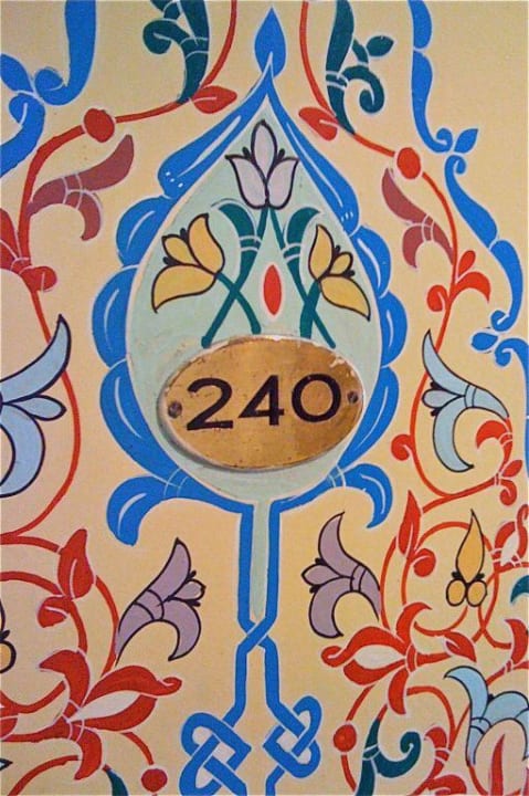 Verzierung der Eingangstür zum Hotelzimmer Pickalbatros Alf Leila Wa Leila Resort - Neverland Hurghada