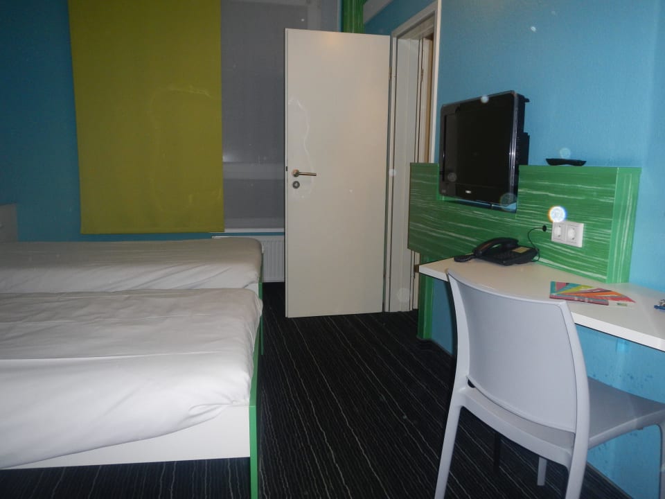 Familienzimmer KIND Verbindungstüre ibis Styles Hotel Düsseldorf-Neuss