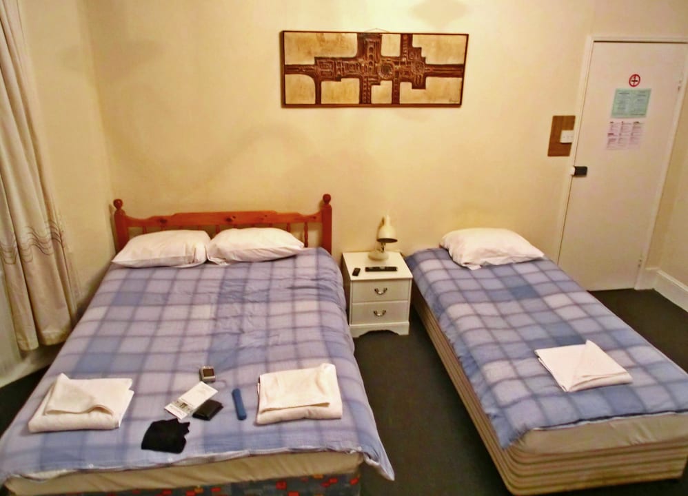 Zimmer N° 6 mit bequemen Betten Charlotte Guest House