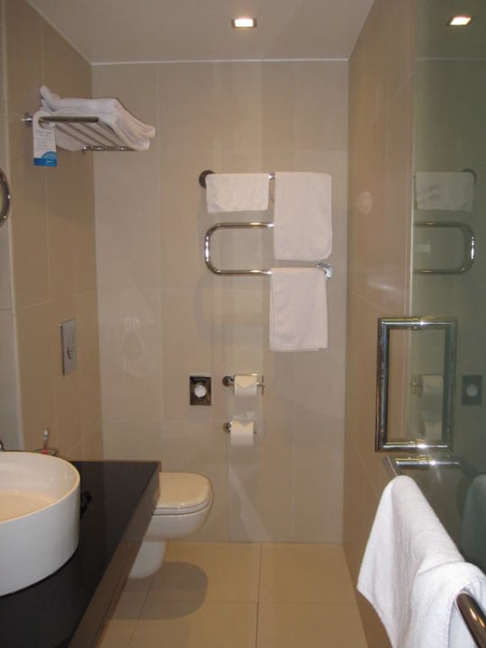 Glastür als Abtrennung vom Bad zum Zimmer Hotel Radisson Blu Elizabete