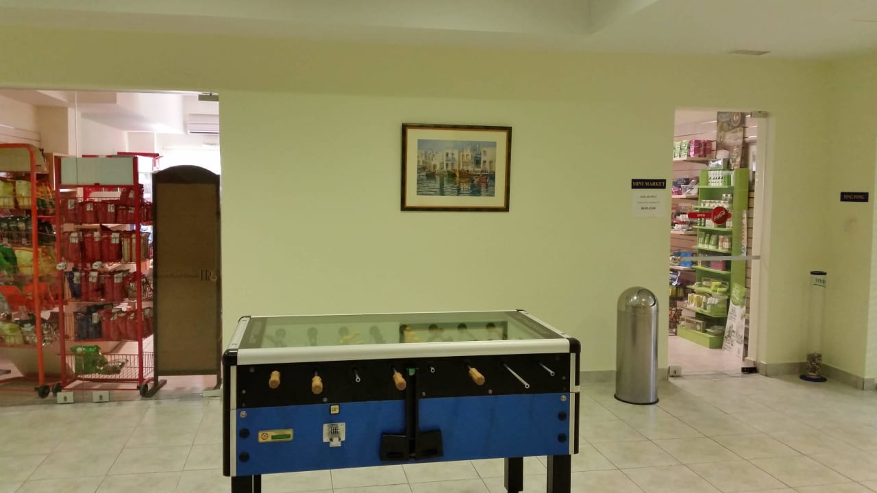 Fußballkicker und Eingang Lebensmittelladen Hotel Horizon Beach Resort