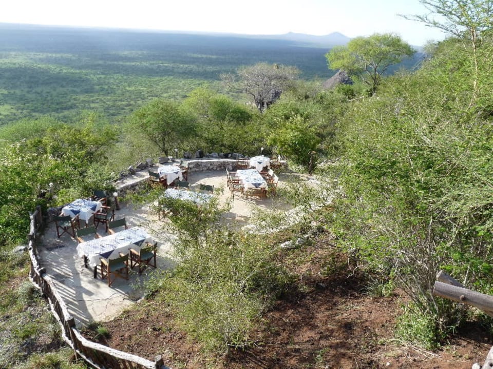 Essplatz auf der Aussichtsterrasse Lions Bluff Safari Camp