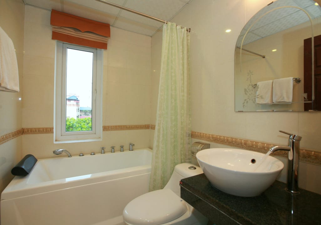 Jacuzzi bath La Suite Hotel & Spa