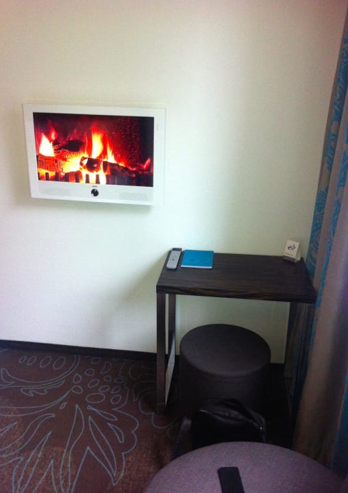 Blick auf den Fernseher Motel One Hamburg-Alster