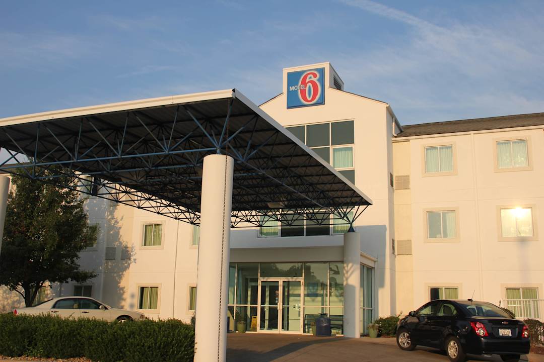 Der Eingangsbereich vom Parkplatz Motel 6 St Louis East Caseyville Il
