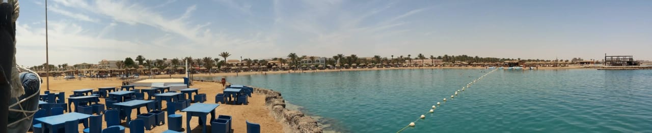От морского ресторана вид на пляж и отель LABRANDA Club Makadi
