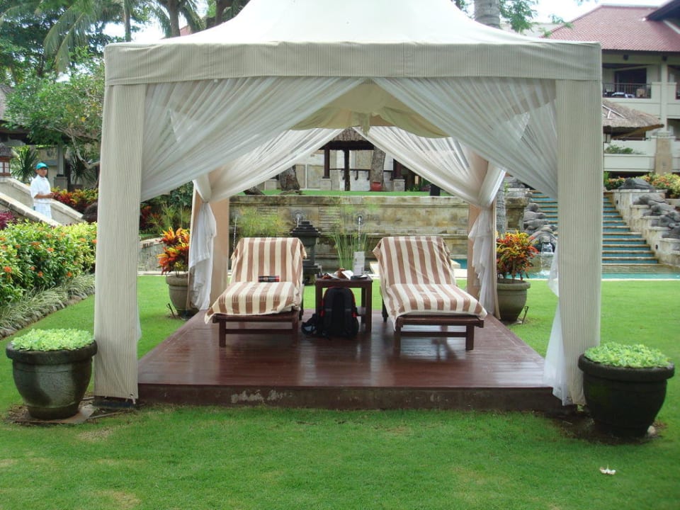 Liegen am Pool InterContinental Bali Resort