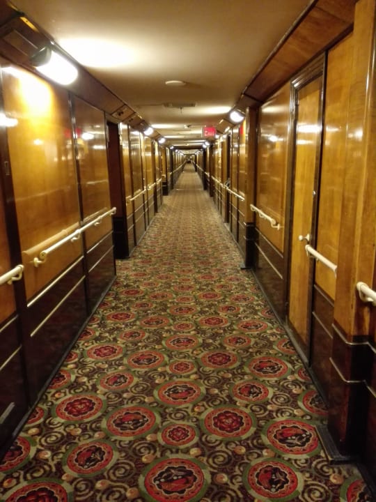 Viele lange Gänge The Queen Mary