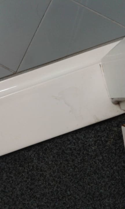 Flecken auf der leiste zum badezimmer hin  IntercityHotel Magdeburg