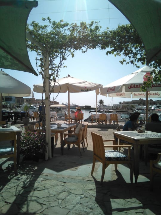 Frühstücksterrasse, Blick zur Marina Captain's Inn Hotel