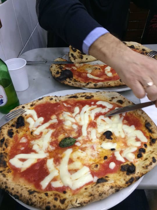 Pizza w Da Michele Ibis Styles Napoli Garibaldi