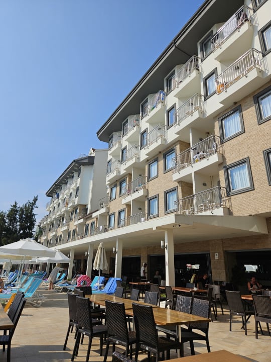 Pool Side Aluna Hotel