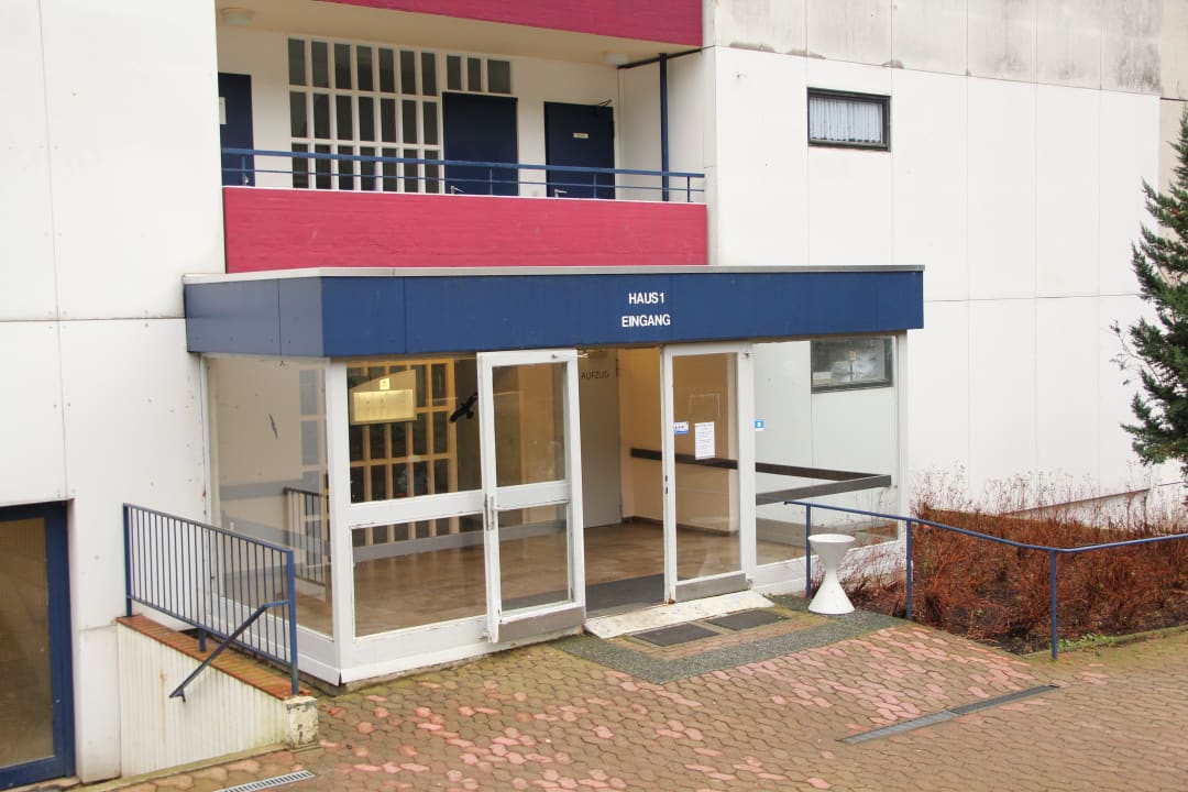 Eingang zur Plattenbau - Apartmentanlage Panoramic - Ihr Apartmenthotel im Harz