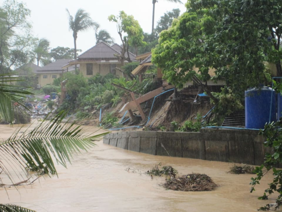 Flussufer beim Hotel nach Überschwemmung Pavilion Samui Villas & Resort