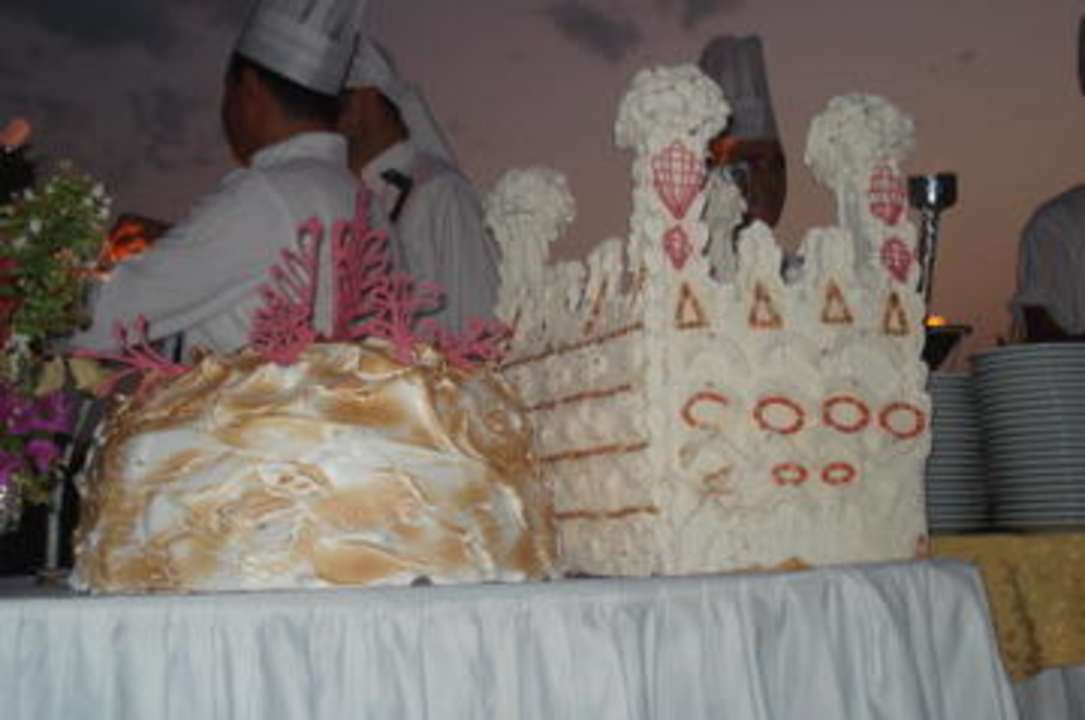 Eine riesen Torte  Hotel Grand Side