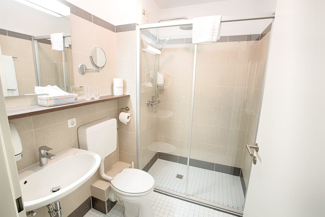 Bad im Doppelzimmer Frühstückshotel Waldbauer