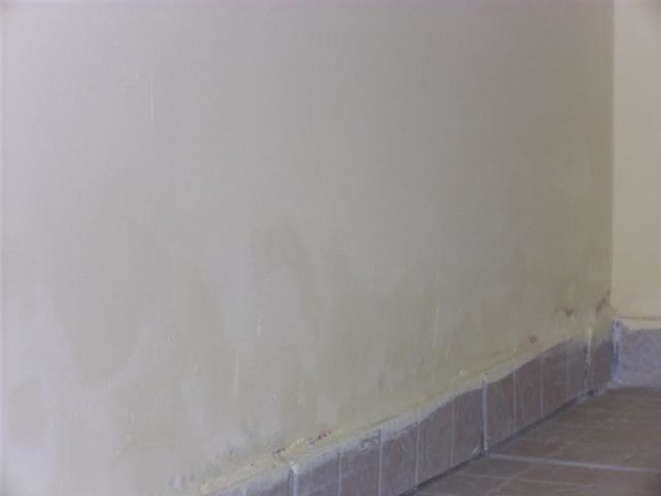 Wand nach Schimmelbeseitigung mit Chlor Tiana Beach Resort