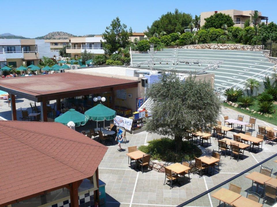 Blick auf Amphitheater und Animationsbüro Atlantica Mikri Poli Rhodes