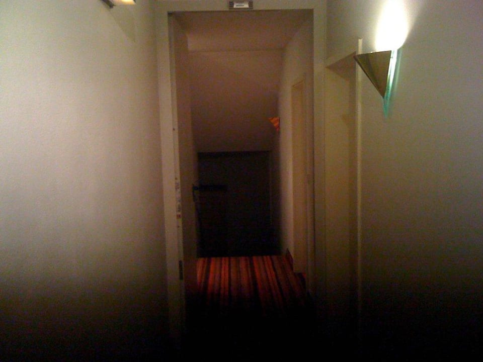 Langer dunkler Flur Arthotel Restaurant Pfeffermühle