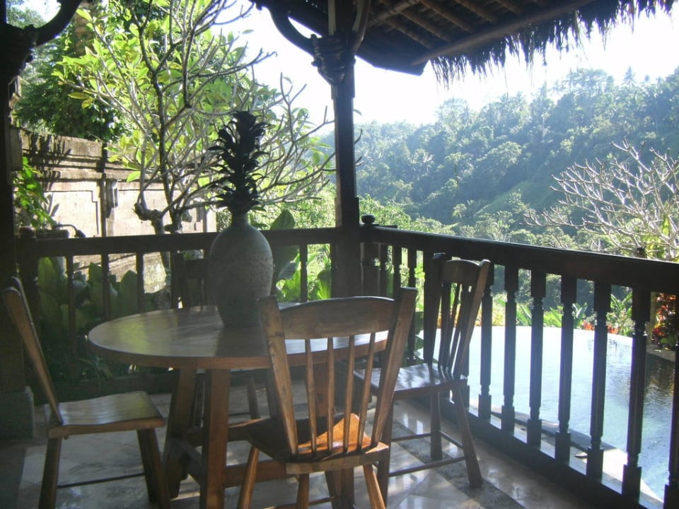 Essecke über dem Pool The Payogan Villa Resort & Spa