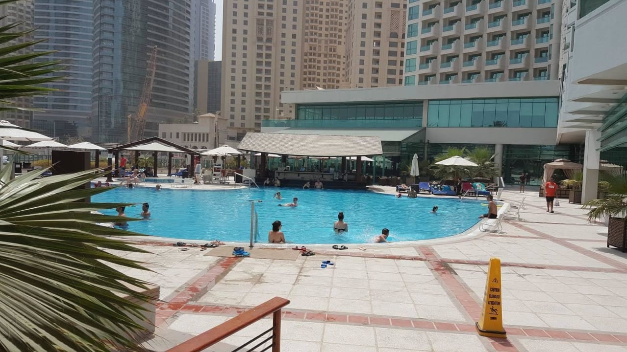 Pool und Poolbar des Jumeirah Hilton Dubai The Walk