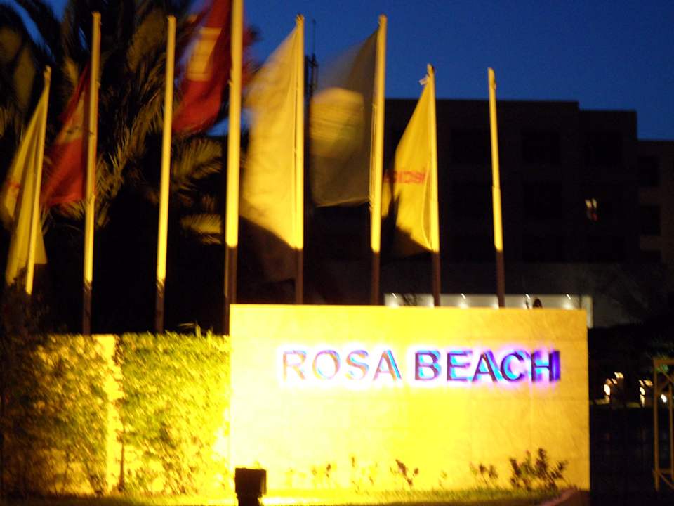 Einfahrt am Abend Hotel Rosa Beach