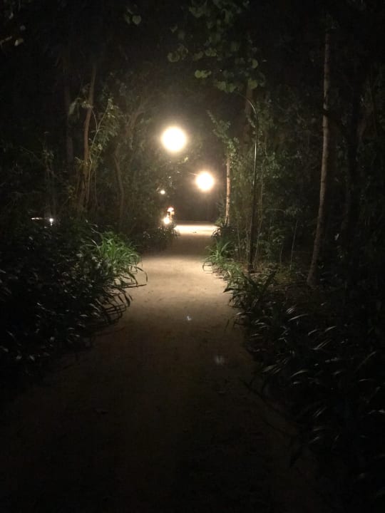 Inneres bei Nacht NH Collection Maldives Reethi Resort