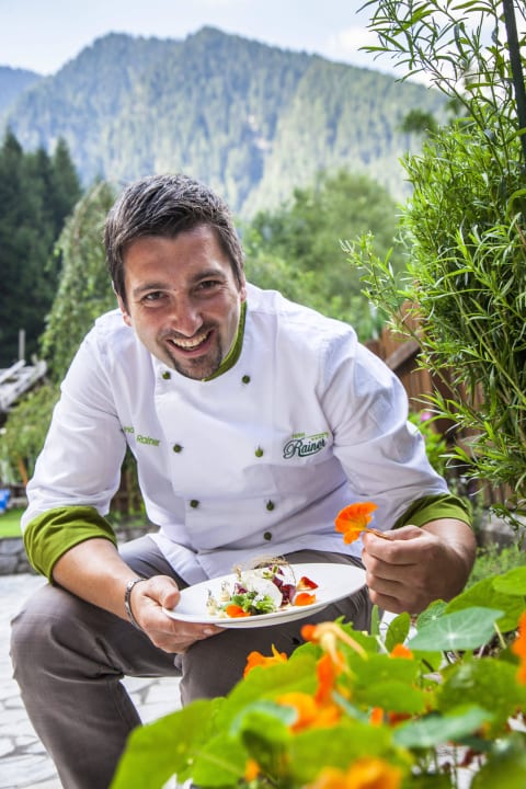 Küchenchef im hauseigenen Kräutergarten Naturhotel Rainer