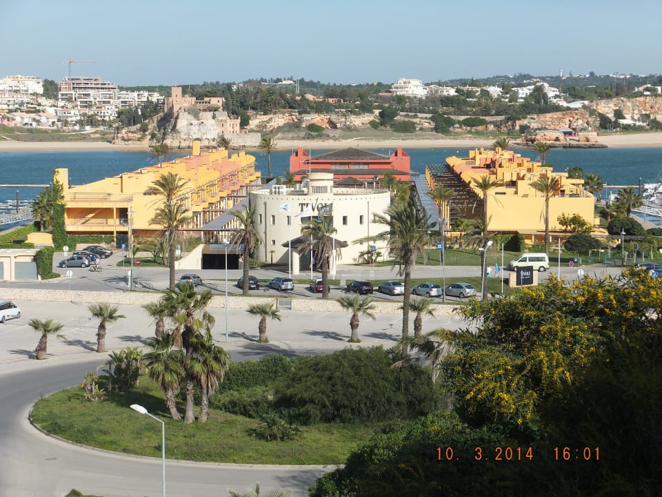 Blick von Portimao auf das Hotel Tivoli NH Marina Portimão Resort
