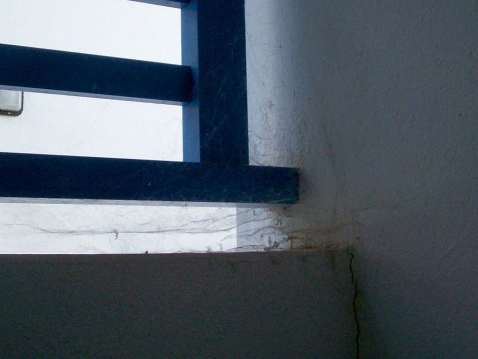 Spinnweben,Dreck und Staub am Fenster! Aparthotel Costa Mar