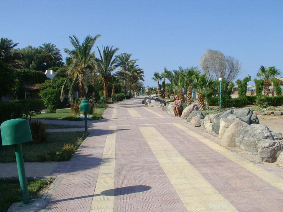 Promenada przy plaży Shams Safaga Resort