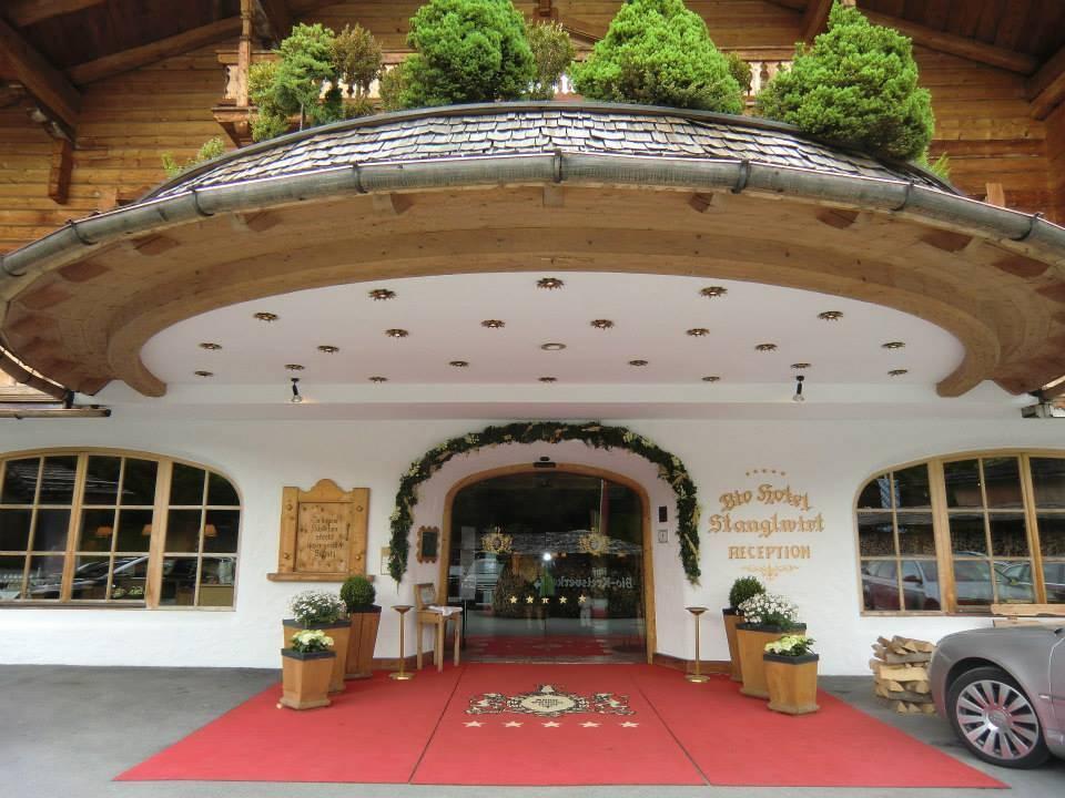 Hoteleingang mit rotem Teppich Biohotel Stanglwirt