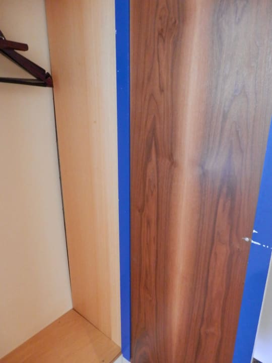 Schrank aus alten Zeiten. Rückwand ist ab. Cliff Hotel Rügen