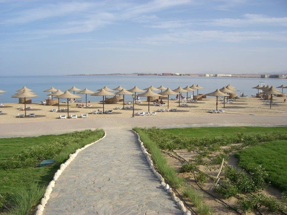 Weg vom Pool an den Strand Old Palace Resort Sahl Hasheesh