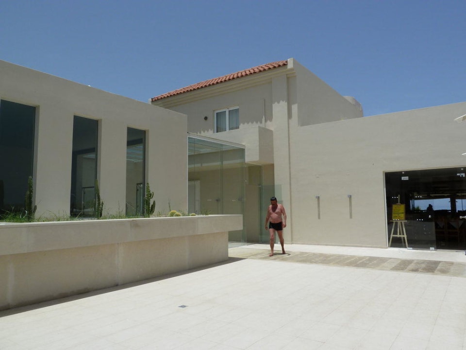 Liegeplatz zwischen Pool und Speiseraum Dimitrios Village Beach Resort