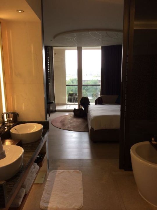 Blick durchs Bad Park Hyatt Abu Dhabi Hotel and Villas