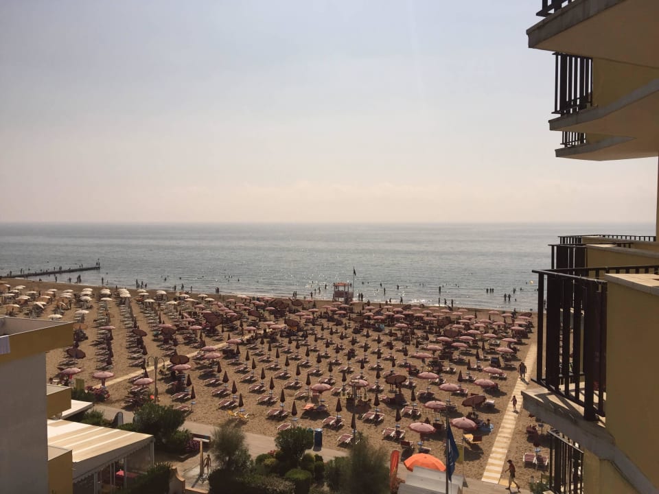 Ausblick vom Balkon mit seitlicher Lage Hotel Mondial