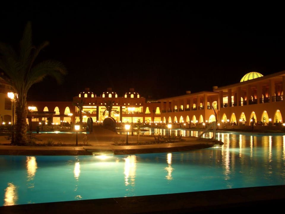 Titanic bei Nacht Titanic Beach Spa & Aqua Park