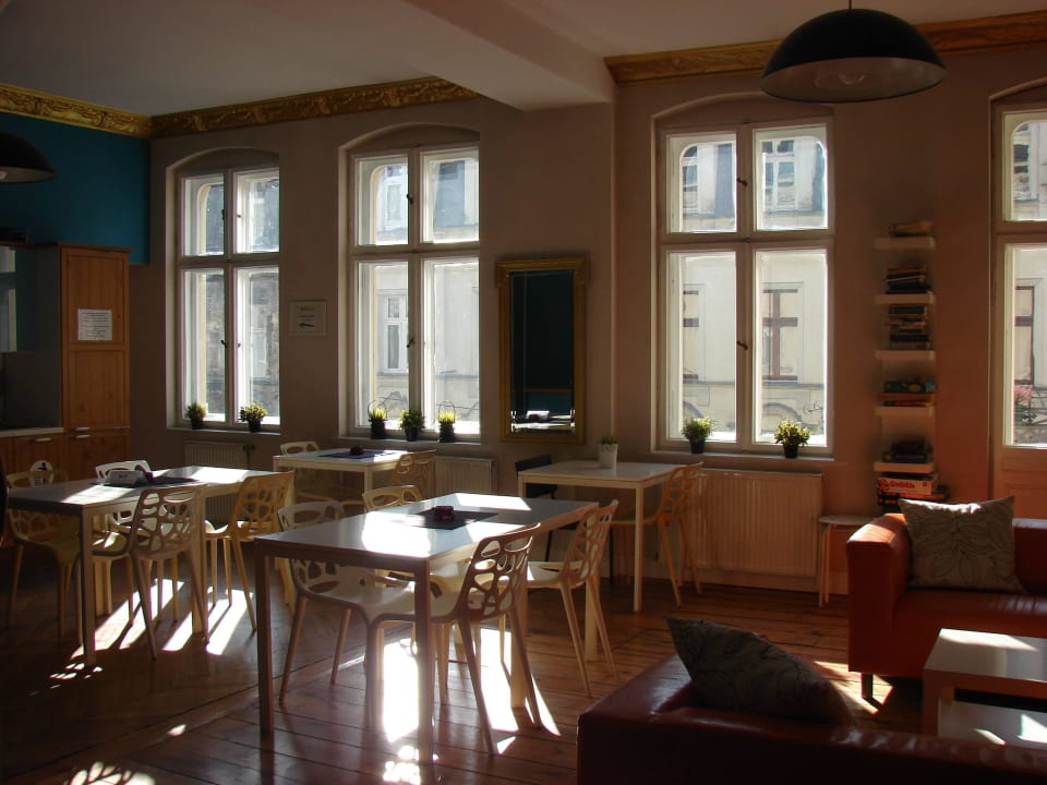 Jadalnia dla gości Blooms Hostel, Inn & Apartments