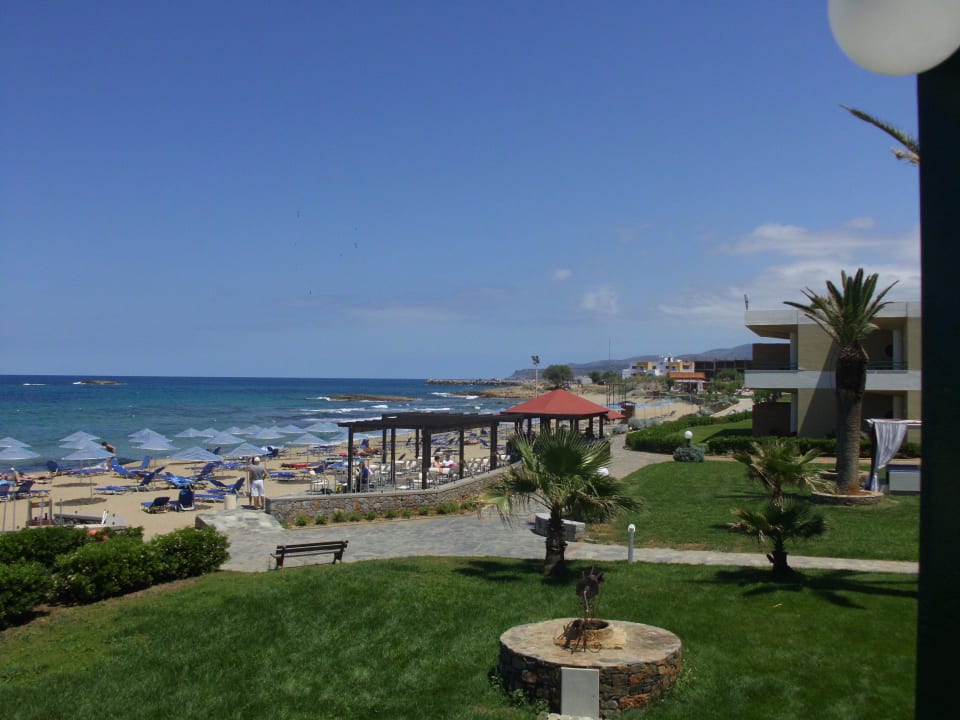 Strand direkt vorm Hotel Calimera Sirens Beach
