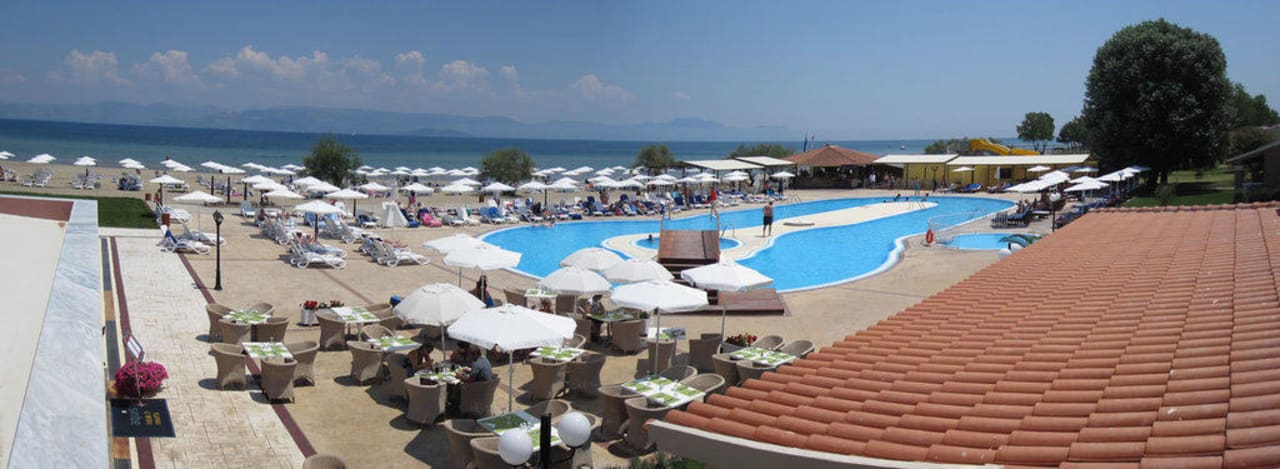 Pool und Poolbar von der Lobbybar aus gesehen Capo Di Corfu  (Im Umbau/Renovierung)