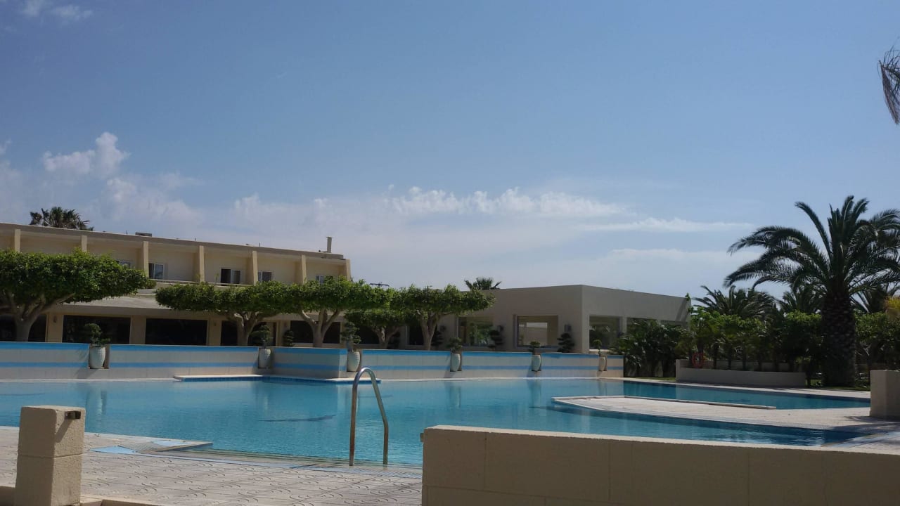 Vorderer Pool mit Teil vom Hauptgebäude Sandy Beach Hotel & Family Suites