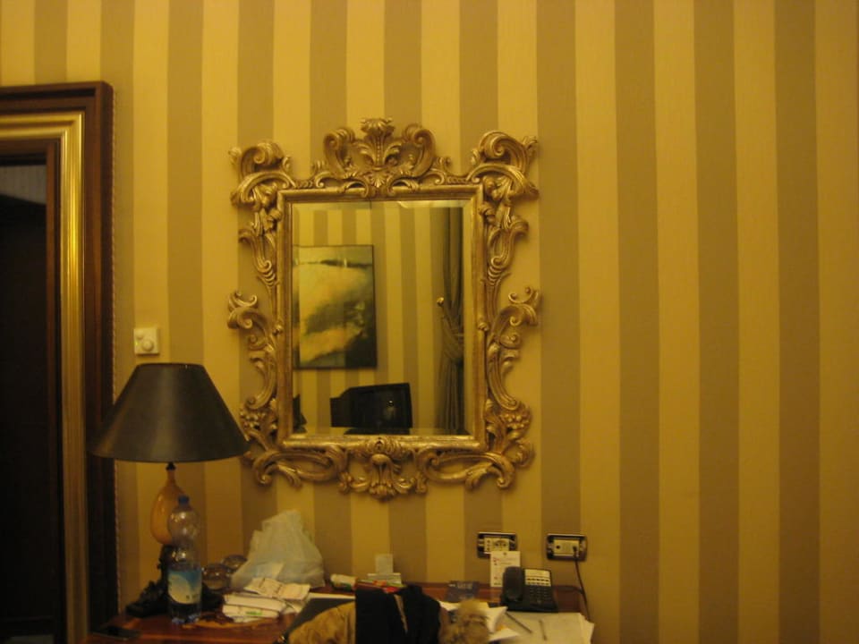 Spiegel im Zimmer Anantara Palazzo Naiadi Rome Hotel