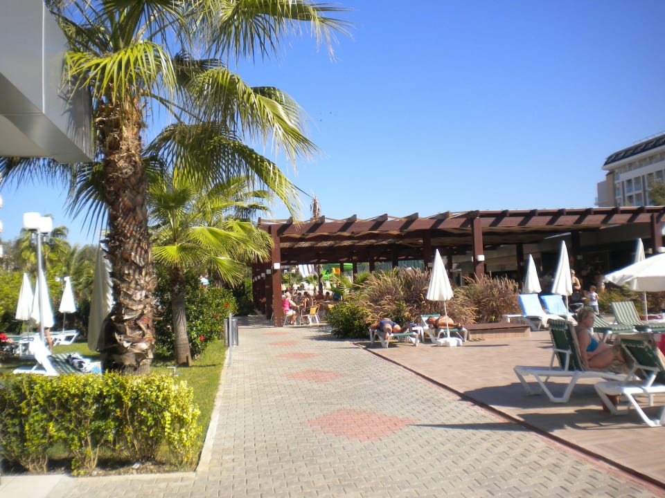 Auf dem Weg zur Bluebar Hotel Royal Garden Beach