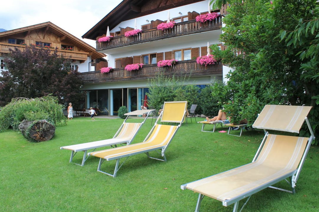 Liegewiese und Hausansicht Hotel Garni Katnau