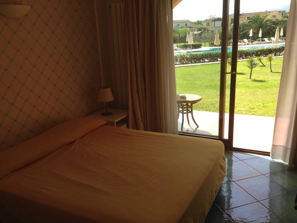 Blick vom Zimmer zum Pool Hotel Santa Gilla