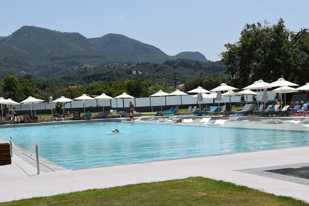 Außenansicht Acharavi Beach Hotel